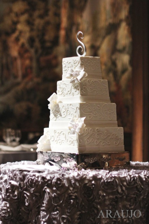 Duquesne Club Wedding Reception: Classic White Cake