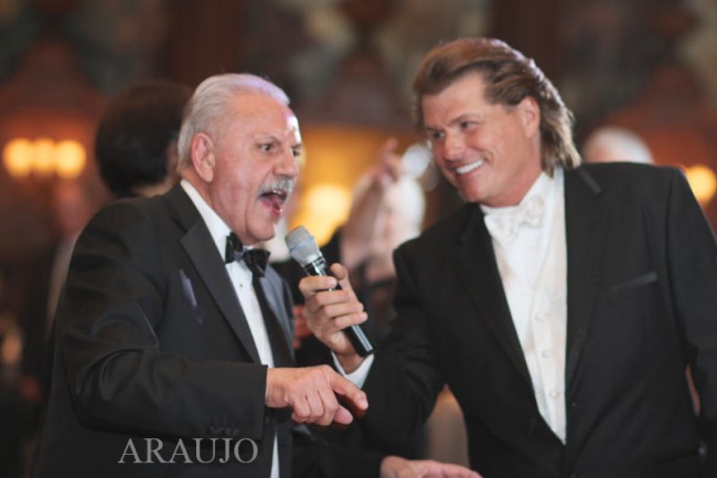 Duquesne Club Wedding Reception: John Parker Sings with Guest